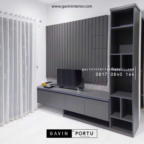 Percantik dinding ruangan tv Anda dengan backdrop tv mewah dari Gavin by Portu Interior, seperti milik klien kami di DU Perumahan Dukuh Bima Kota Legenda Tambun Kota Bekasi Jabar. #backdroptv #backdroptvmewah #backdroptvminimalis #custombackdroptv Backdrop Tv, Kitchen Set, Ceiling Design, Tv Stand, Flat Screen, Ceiling, Tv, Grey, Quick Saves