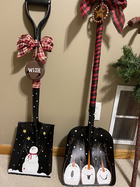 Painted Shovels Christmas, Painted Shovels Ideas, Painted Shovels, Shovel Decor, Shovel Craft, Primitive Christmas Decorating, Wooden Snowmen, Cute Easy Doodles, Easy Doodles