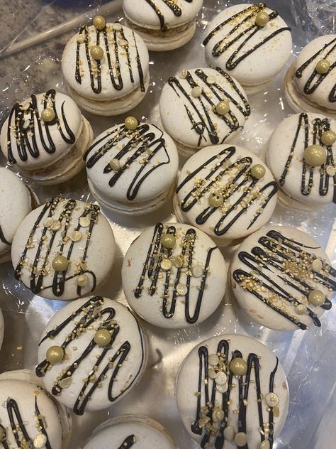 New Year macarons white with black drizzle Gold And Black Macarons, New Year’s Eve Macarons, New Years Macarons, How To Make Macroons, Black And White Macarons, New Year Macarons, Grad Desserts, Gold Macaroons, White Party Foods