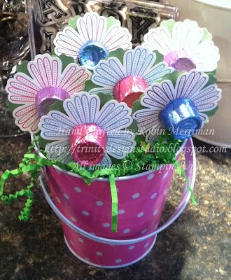 May Baskets, May Day Baskets, Candy Flowers, Candy Crafts, Easter Projects, Crafty Gifts, Candy Bouquet, Candy Gifts, Spring Crafts