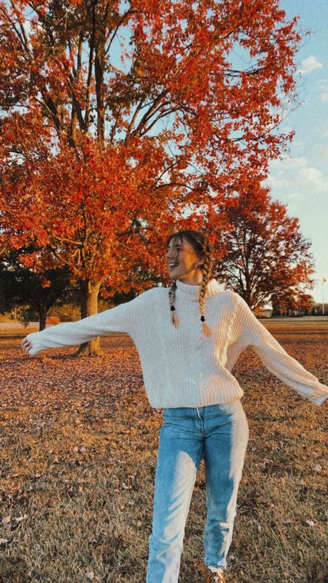 Fall Ig Photo Ideas, Fall Leaves Photoshoot, Autumn Instagram Photos, Fall Poses For Instagram, Romanticizing Fall, Winter Forest Art, Cute Fall Pictures, Fall Poses, Autumn Photography Portrait