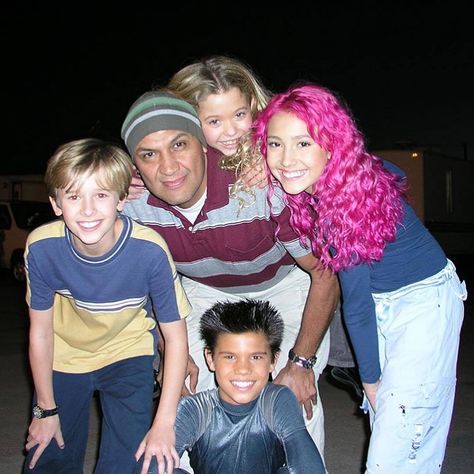 Cayden Boyd, Sasha Pieterse, Taylor Dooley and Taylor Lautner on the set of The Adventures of Sharkboy and Lavagirl 2004 #theadventuresofsharkboyandlavagirl #sharkboyandlavagirl #sharkboy #lavagirl #marissaelectricidad #iceprincess #2004 #caydenboyd #youngcaydenboyd #sashapieterse #youngsashapieterse #taylordooley #youngtaylordooley #taylorlautner #youngtaylorlautner #behindthescenes #bts #filmstill #productionstill #publicitystill #2000snostalgia #early2000snostalgia #y2k Taylor Dooley, Sharkboy And Lavagirl, Old Disney Channel, 00s Nostalgia, 2000s Girl, 2010s Nostalgia, Sasha Pieterse, 2013 Swag Era, Childhood Memories 2000