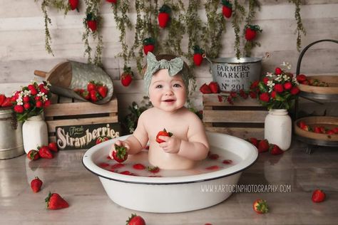 Lemonade Photoshoot, Strawberry Photoshoot, Strawberry Photography, Baby Milk Bath, 6 Month Baby Picture Ideas, Milk Bath Photography, Idee Babyshower, Bath Photography, 1st Birthday Pictures