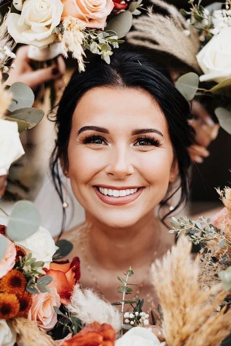 Flowers Around Brides Face, Bridesmaid Photos Without Flowers, Bride With Flowers Around Face, Bridesmaid Photos Without Bouquets, Flowers Around Brides Face Photo, Bridal Portraits Without Bouquet, Bridal Party Flowers, Terracotta Wedding, Bride Pictures