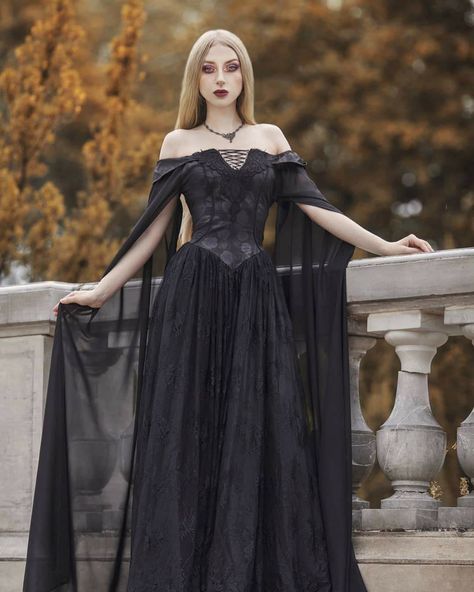 Gothic Models, Corset Fashion, Goth Beauty, Goth Dress, Fantasy Gowns, Medieval Dress, Amazing Photo, Medieval Fashion, Gothic Dress