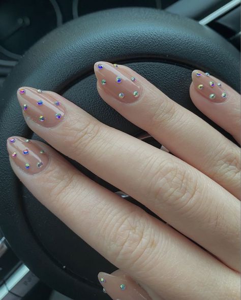 Nails With Tiny Rhinestones, Simple Rihstone Nails, Minimalist Rhinestone Nail, Small Gems On Nails, Short Nude Nails With Rhinestones, Rhinestone Short Nails, Nude Nails Rhinestones, Nails Nude Cortas, Nude Rhinestone Nails