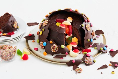 A deliciously impressive cake, with a fun suprise inside. Birthday Cake Recipe Ideas, 100 Birthday Cake, Chocolate Smash Cake, Lolly Cake, Smash Cake Recipes, Chocolate Bar Recipe, 100 Birthday, Ring Cake, Cocoa Chocolate