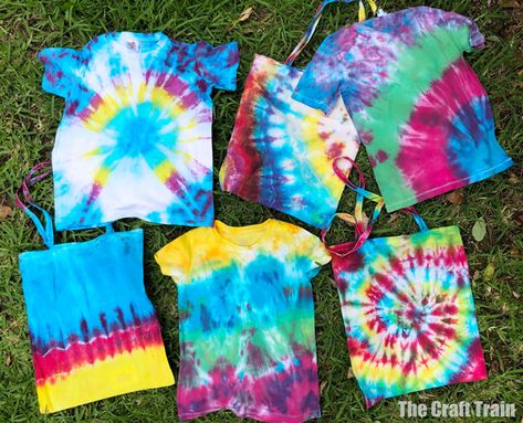 How to tie dye 3 easy patterns - The Craft Train Tie Dye Tips, Diy Tie Dye, Grandma Crafts, Summer Arts And Crafts, Easy Crafts For Teens, Stem Experiments, Dye Patterns, Tie Dye Kit, Tie Dye Crafts