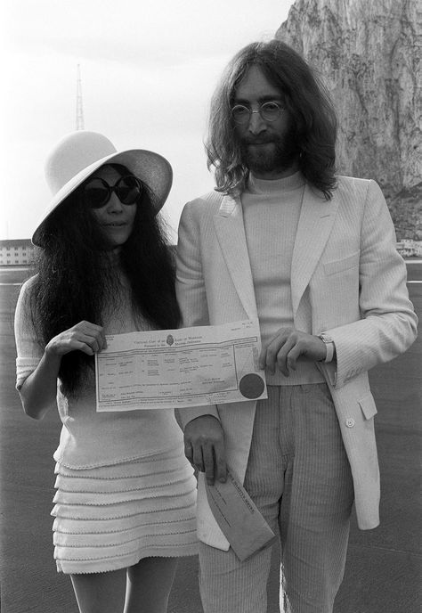 The Best Rock ’n’ Roll Wedding Beauty: John Lennon and Yoko Ono, and More Plastic Ono Band, John Lennon Yoko Ono, Rock N Roll Wedding, John Lennon And Yoko, Iconic Weddings, Yoko Ono, Musica Rock, Marriage Certificate, Famous Couples