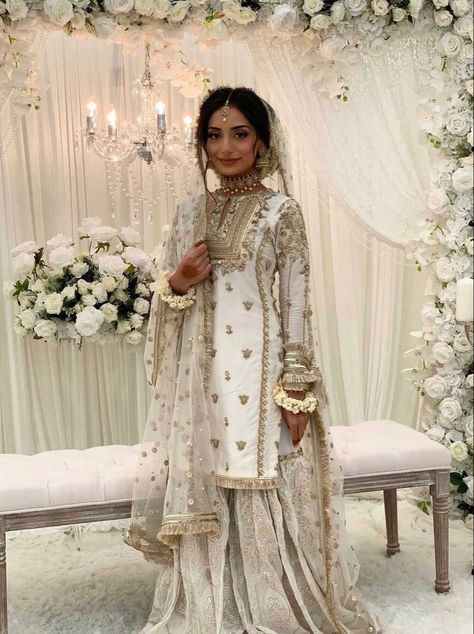 Gold Nikkah Dress, Nikah Dress Pakistani, White Nikkah Dress, Nikkah Look, Hair Bun Design, Nikkah Outfit, Nikah Outfit, Desi Fits, Nikah Dress