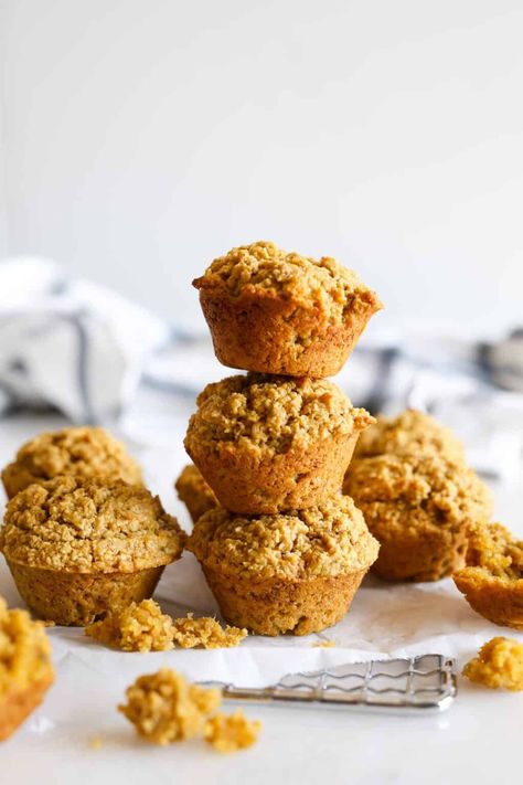 These Healthy Pumpkin Banana Muffins are vegan, gluten free, refined sugar free and mini! They are moist and soft and filled with pumpkin and banana goodness. Banana Oatmeal Bars, Pumpkin Banana Muffins, Mini Banana Muffins, Vegan Banana Muffins, Healthy Banana Muffins, Banana Oat Muffins, Mini Bananas, Pumpkin Banana, Oatmeal Bars