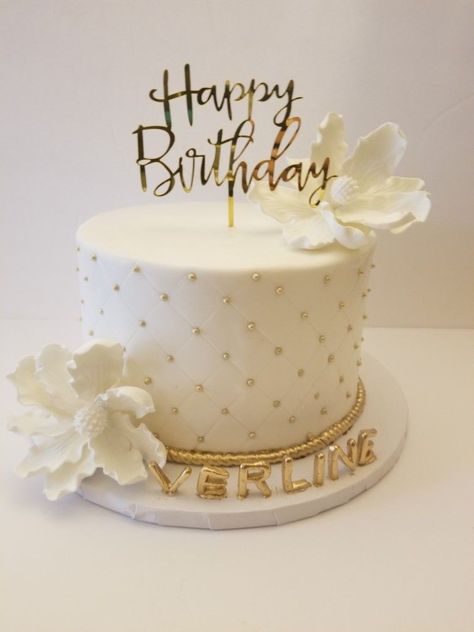 Birthday Cake Gold And White, White And Gold Birthday Theme, Birthday Cake White And Gold, Cake White And Gold, White And Gold Cake, Birthday Cake Images, Golden Birthday Cakes, Cakes Beautiful, Heart Birthday Cake