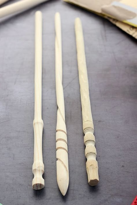 Unfinished DIY Harry Potter Wands Diy Harry Potter Wands, Wand Designs, Wand Ideas, Wand Making, Wand Woods, Harry Potter Wands, Carved Walking Sticks, Whittling Projects, Harry Potter Bday