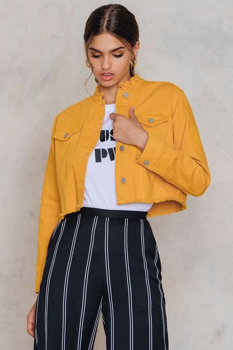 Raw Hem Short Denim Jacket Yellow Jeans Outfit, Yellow Jacket Outfit, Yellow Denim Jacket, Short Denim Jacket, Green Denim Jacket, Campus Outfit, Yellow Jeans, Jean Jacket Outfits, Yellow Denim