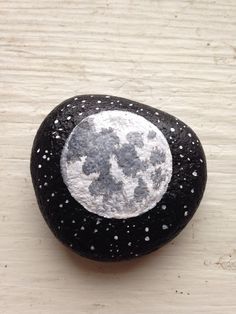 Painted rock - love this ocean waves design with the mixed ... Full Moon Phase, Stone Paintings, Rock Animals, Diy Rock Art, Maker Space, Stone Art Painting, Halloween Rocks, Painted Rocks Kids, Painted Rocks Diy