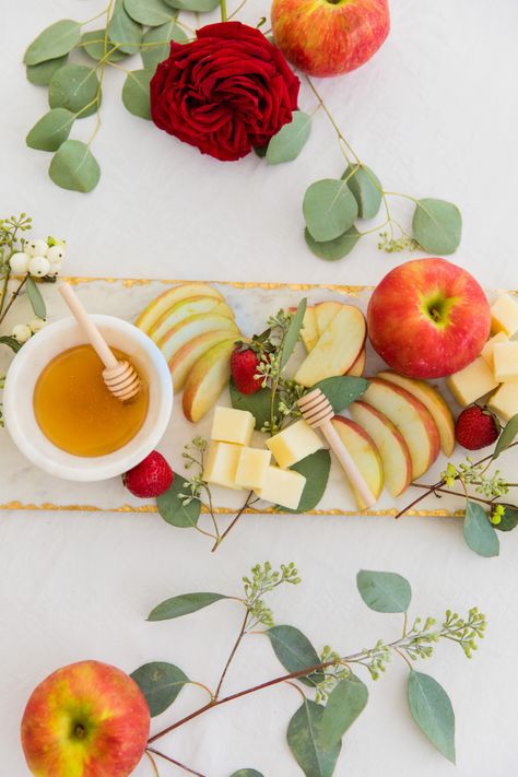 Rosh Hashanah Apples & Honey Rosh Hashana Wallpaper, Rosh Hashana Tablescape, Rosh Hashana Dinner Table, Rosh Hashana Reggio, Apples And Honey Rosh Hashanah, Apple Kugel Rosh Hashana, Rosh Hashanah Table, Yom Teruah, Fashionable Hostess