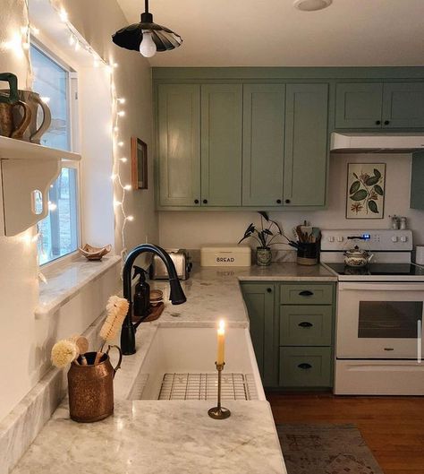 Clean Kitchen Inspiration, Cozy Summer Home Decor, Cottage Kitchen With Table, Old Fashioned Country Home, Decorating A House On A Budget, Peaceful Home Decor Inspiration, Small House Astethics, Clean House Decor, Home Asethic