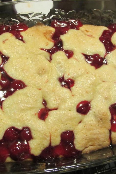 Cherry Squares Cherry Pie Squares, Cherry Squares Recipe, Cherry Squares, Fruit Squares, Cherry Bars, Square Recipes, Baking Desserts, Cherry Recipes, Cherry Fruit