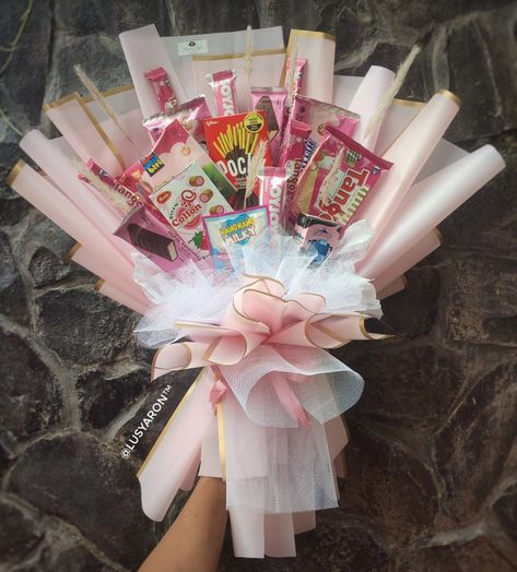 Bucket Snack Graduation, Bucket Snack Pink, Bouquet Snack Aesthetic, Buket Snack Aesthetic, Bouqet Snack, Bucket Wisuda, Graduation Flower Bouquet, Snack Bouquet, Buket Snack