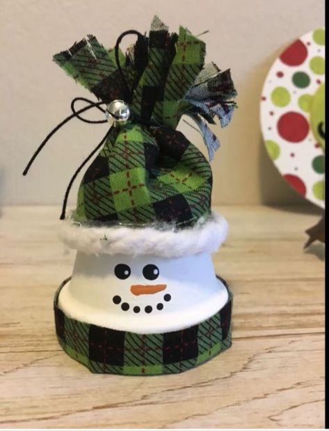 Hiasan Natal Diy, Hiasan Natal, Snowman Crafts Diy, Terra Cotta Pot Crafts, Christmas Pots, Handmade Christmas Crafts, Pot Crafts, Flower Pot Crafts, Fun Christmas Crafts