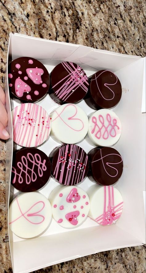 Oreo Gift Basket Ideas, Valentines Day Chocolate Covered Oreos, Chocolate Dipping Ideas, Decorated Chocolate Covered Oreos, Valentine’s Day Oreos, Chocolate Covered Oreos Valentine, Chocolate Covered Oreos Ideas, Chocolate Covered Valentines Treats, Decorated Chocolate Covered Strawberries