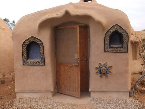 Kibbutz Lotan - mud house | Flickr - Photo Sharing!  Nice for an "off the grid" home in a warm place. Mud House Interior, Funny Architecture, Mud Hut, Off Grid House, Adobe Home, Mud House, Organic Structure, Adobe House, Clay Houses