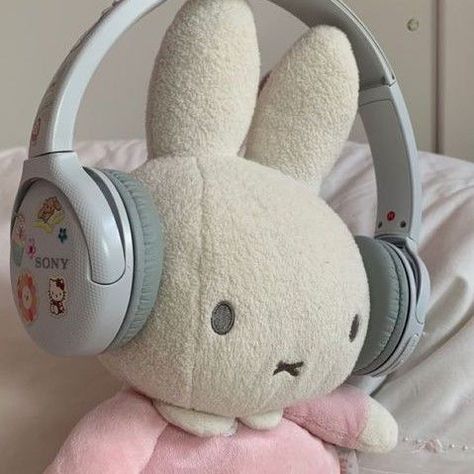 Bunny Listening To Music, Kpop Widget Ideas, Pink Music, Kpop Aesthetic, Soft Girl, Gamer Girl, Listening To Music, Pink Aesthetic, Pattern Wallpaper