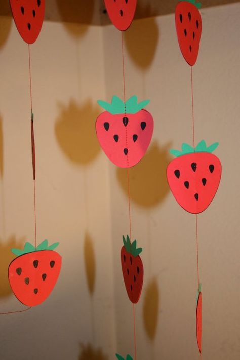 Strawberry Garland, Summer Crafts For Toddlers, Strawberry Shortcake Birthday, Strawberry Festival, Strawberry Shortcake Party, Strawberry Decorations, Strawberry Baby, Strawberry Party, First Birthday Party Themes