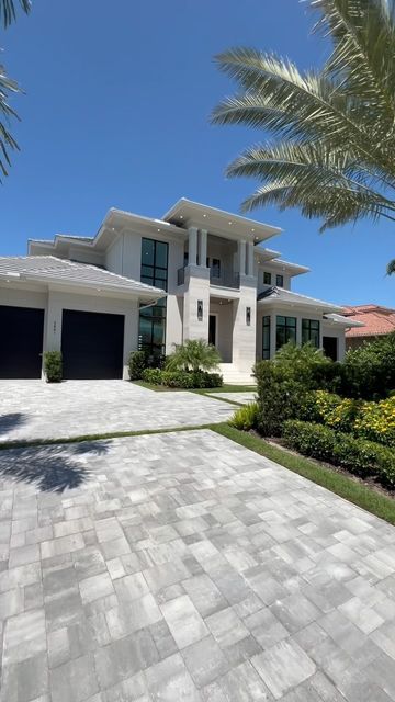 Chris and Kara Resop | Naples Florida Luxury Real Estate on Instagram: "Would you move to Naples, Florida to live in this $14,995,000 timeless mansion?  This mansion overlooking the serene Inner Doctors Bay is where elegance meets contemporary design. Situated near the prestigious Venetian Village, the home offers a waterfront lifestyle, beautiful views, and thoughtful interiors.  The flow between indoor and outdoor spaces and the expansive windows ensure that the views are visible from every corner. A boater’s dream comes true, it allows effortless water exploration.  3841 Crayton Rd, Naples, Florida 5 Beds • 6 baths • 6,031 Sq. Ft. Listed at $14,995,000 by @theresopteam   Follow to see more luxury walkthrough tours!  #luxurylistings #realestate #luxuryrealestate #naples #naplesflorida" Florida House Exterior, Houses In Florida, House In Florida, Florida Mansion, Florida Style, Naples Florida, Dream House Plans, Florida Home, Luxury Real Estate