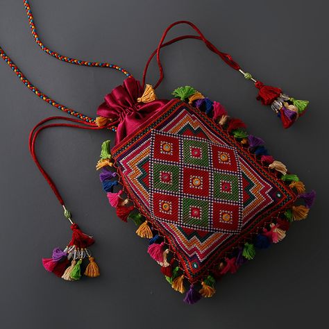 Batwa Bags Handmade, Batua Designs, Potli Bags How To Make, Batva Bags, Cloth Bags Pattern, Batva Potli, Embroidery Bags Handmade, Suf Embroidery, Batwa Bags