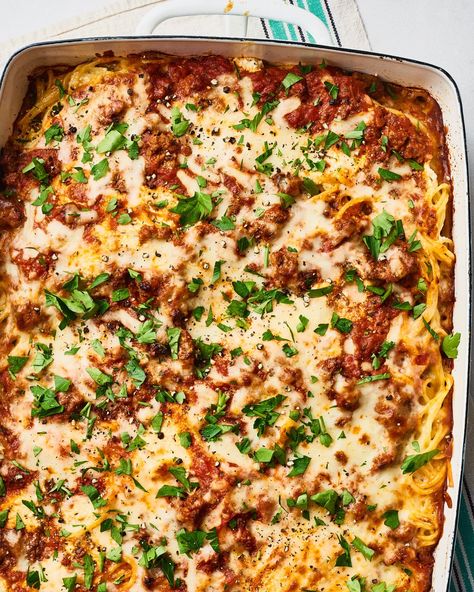 This spaghetti lasagna is a mash up of two amazing foods: spaghetti and lasagna. The spaghetti is baked into a pan with plenty of cheese and sauce for a sliceable meal that the whole family will love on a busy weeknight. School Dinner Recipes, Homemade Chili Sauce, Pasta Entrees, Easy Baked Spaghetti, Baked Spaghetti Recipe, Slow Cooker Turkey Chili, Creamy Chicken And Rice, Spaghetti Dinner, Creamy Tomato Soup