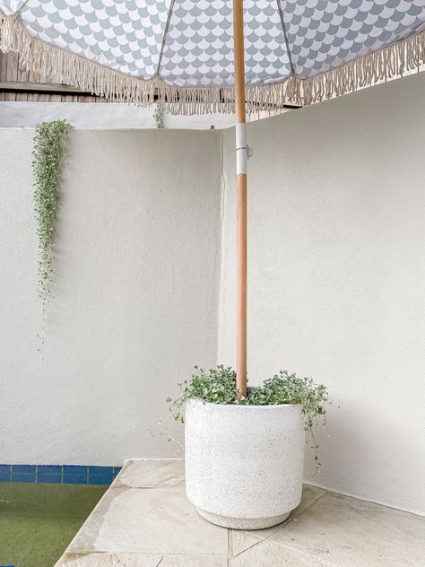 Umbrella Pot Stand, Cement Umbrella Stand, Diy Parasol Base, Concrete Umbrella Stand Diy, Bench Planter, Diy Umbrella, Summit House, Small Courtyard, Apartment Balcony Garden