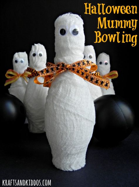 Are you reading to get enjoy some ghoulish fun and create your very own Halloween Mummy Bowling activity for your family this fall? Find out how simple it is to create. Mummy Bowling, Halloween Bowling, Mason Jar Halloween Crafts, Diy Bowling, Halloween Party Decor Diy, Halloween Mason Jars, Fun Halloween Crafts, Halloween Eyeballs, Halloween Mummy