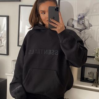 Sweat Set Outfits, Black Essentials Hoodie, Danielle Metz, Hoodie Outfit Aesthetic, Black Hoodie Outfit, Black Blazer Dress, Black Essentials, Essentials Hoodie, Aesthetic Hoodie