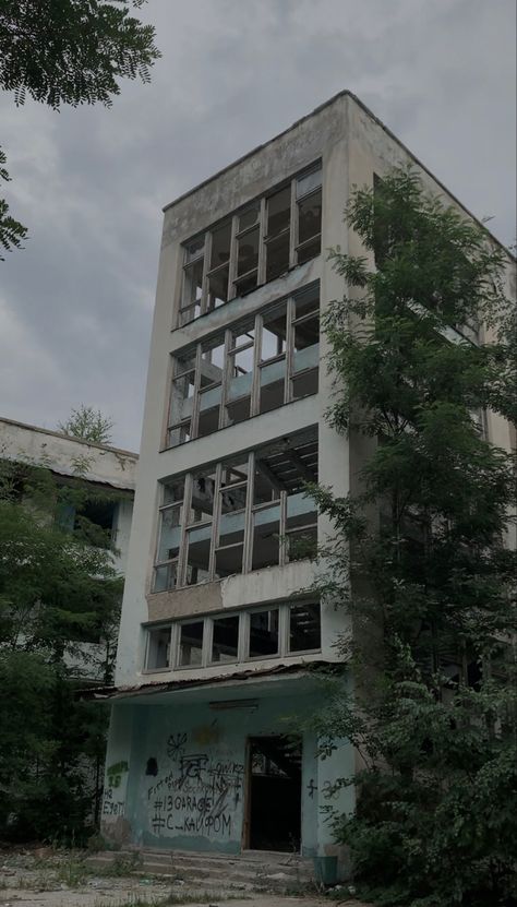 Abandoned hospital Aesthetic Post Apocalyptic, Exploring Abandoned Places Aesthetic, Abandon Hospital, Abandoned Places Aesthetic, Creepy Hospital, Creepy Abandoned Places, Lisa Garland, Hunting Aesthetic, Tlou Aesthetic