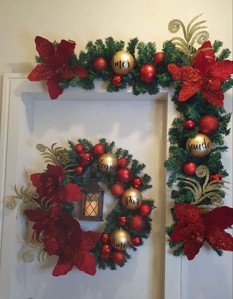 Christmas Door Frame, Christmas Frames Diy, Best Christmas Destinations, Christmas Ceiling Decorations, Christmas Stairs Decorations, Christmas Table Decorations Diy, Swag Christmas, Pretty Christmas Decorations, Christmas Destinations