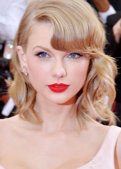 Taylor Swift stuns with a wavy bob and matte red lipstick.  You Can Do It 2. http://www.zazzle.com/posters?rf=238594074174686702 Taylor Swift Red Lipstick, Taylor Swift Eyes, Taylor Swift Makeup, Style Taylor Swift, Best Red Lipstick, Swift Taylor, Bright Red Lipstick, Wear Red Lipstick, Estilo Taylor Swift