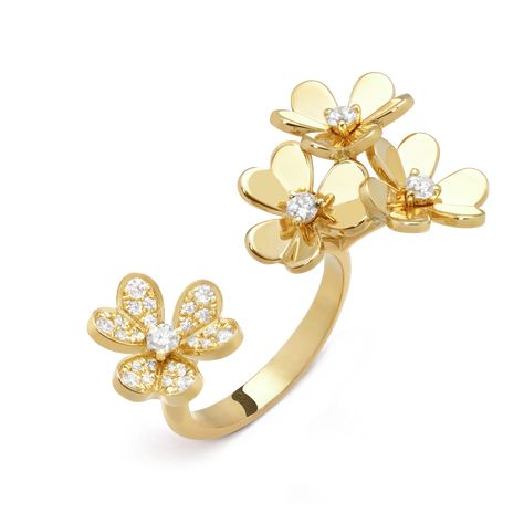 Like so many flowers dancing in the breeze, the Frivole® creations by Van Cleef & Arpels stand out with their graphic and airy aesthetic. Mirror-polished 18K gold or diamonds bestow a singular radiance upon heart-shaped petals. Frivole Between the Finger Ring, 18K yellow gold, round diamonds; diamond quality DEF, IF to VVS. Earrings Outfit, Van Cleef And Arpels Jewelry, Van Cleef & Arpels, Stacked Wedding Rings, Pandora Necklace, Gold Rings Simple, Van Cleef And Arpels, Finger Rings, Van Cleef Arpels