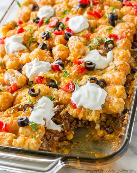 Tater Taco Casserole - A Mexican mixture of taco meat, beans, corn, and cheese topped with tater tots and enchilada sauce. the-girl-who-ate-everything.com Tater Taco Casserole, Tot Recipes, Corn And Cheese, Tater Tot Recipes, The Girl Who Ate Everything, Tot Casserole, Taco Casserole, Tater Tots, Taco Meat