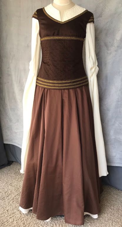 Cation Designs: Eowyn, Shieldmaiden of Rohan Eowyn Costume, Lotr Costume, Geeky Craft, Shield Maiden, Theatre Costumes, Fantasy Gowns, Medieval Clothing, Medieval Fashion, Unique Clothing