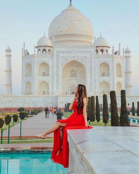 WOMANTRAVEL ♡ ONLINE MAGAZINE on Instagram: “Happiest in the City of Love ♡ 📍Taj Mahal, Agra Our featured girl @helloomelissa ❤” Tac Mahal, Travel India Beautiful Places, Delhi Travel, Sisters Photoshoot Poses, Travel Pose, Sister Poses, Travel Picture Ideas, Instagram Profile Picture Ideas, Best Feeling