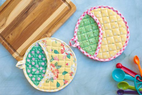 We love projects that are practical and pretty! 💛⁠
⁠
These round pot holders made with Clover Farm fabrics by Gracey Larson are sure to brighten up your kitchen! ⁠
⁠
Visit our blog for a link to Pot Holder Parade pattern by Polkadot Chair and step-by-step instructions on how to make from Luci @seagardensewing! Round Pot Holders Patterns, Kiss The Cook Pot Holder, Round Flower Pot Holder, Heart Pot Holder Pattern, Skillet Handle Pot Holder, Bias Tape Maker, Summer Quilts, Fabric Sale, Fat Quarter Bundles