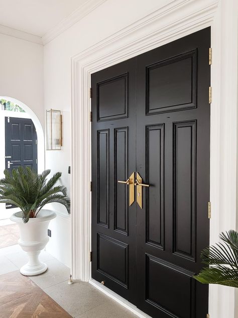 Black Main Door Entrance, Classic Doors Entrance, Luxury Front Door Entrance, Pintu Ganda, Exterior Door Styles, French Front Doors, Double Door Entryway, Double Door Entrance, House Main Door