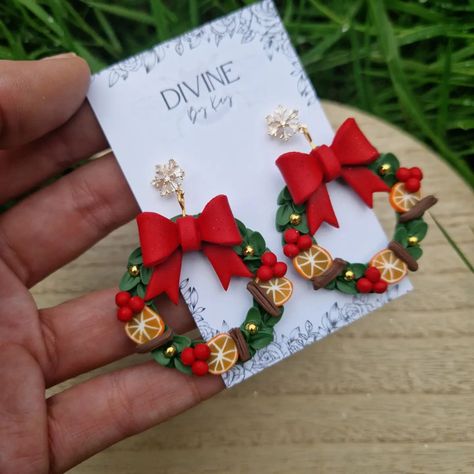 This year's Christmas wreath earrings are something else 😍 4 designs too choose from, I know I've not made it easy for you all to pick. 🤣 8pm Tonight these beauties head to my shop. Mistletoe Clay Earrings, Holiday Clay Earrings, Christmas Earings, Christmas Wreath Earrings, Jumping Clay, Wreath Earrings, Christmas Cake Pops, Christmas Creative, Christmas Jewellery