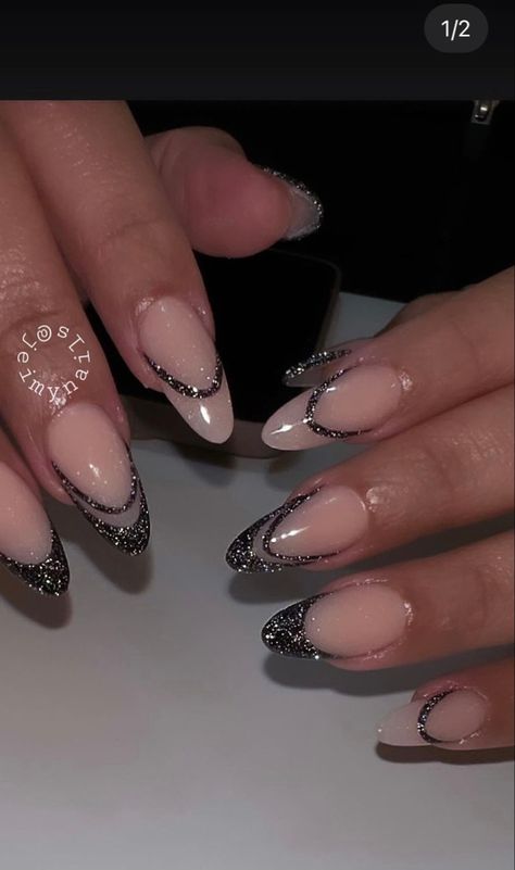 Concert Nails Almond, Nails For Sparkly Black Dress, Nails To Match Black Sparkly Dress, Cute Prom Nails For Black Dress, Elegant Nails For Black Dress, Prom Nails For Black Sparkly Dress, Nails For Black Gown, Black And Silver Prom Nails Almond, Nails To Match Black Dress Prom