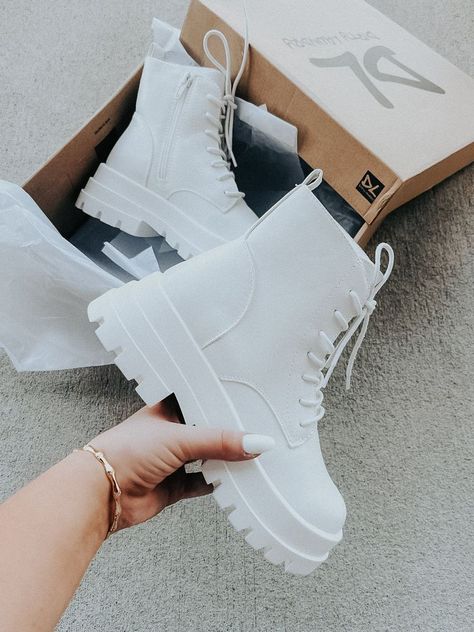 Boots For Teens 2022, White Boots Platform, Cute White Boots, Girly Shoes Boots, Chunky White Boots, Cute White Shoes, Cute Platform Shoes, Platform Boots White, White Lace Up Boots