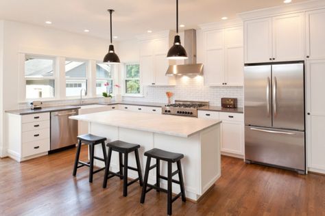 20 Gorgeous Kitchens Incorporating Engineered Hardwood L Shape Kitchen Layout, L Shaped Kitchen, Design Room, Modern Farmhouse Kitchens, Modern Farmhouse Style, Kitchen Layout, Kitchen Countertops, White Kitchen, 인테리어 디자인