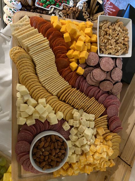 Cheese Meat Tray Ideas, Salami Cheese And Cracker Platter, Cheese And Salami Platter Ideas, Cheese And Cracker Charcuterie Board Ideas, Meet And Cheese Tray, Pepperoni Cheese And Cracker Tray, Crackers Meat And Cheese Tray, Cracker And Cheese Board, Meat Cheese Cracker Platter