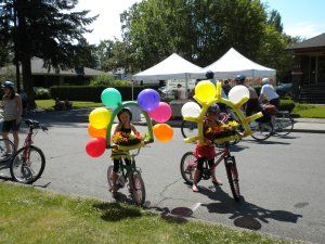 bike decorating ideas - balloons and pool noodles! I need to remember this in case the boys ever ride their bikes in the 4th of July parade again. Bike Decorating Ideas, Bicycle Birthday Parties, Bike Rodeo, Bike Parade, Bike Decorations, Bike Party, Diy Yard Games, Floating Decorations, Parade Ideas