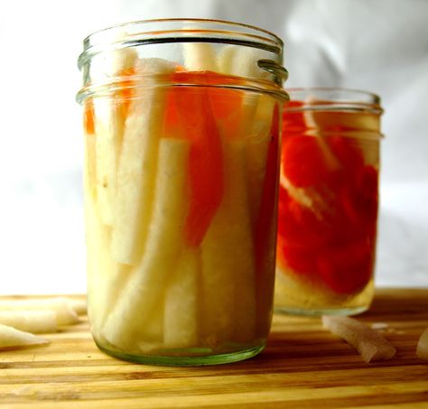 Pickled Jicama Recipe, Pickled Jicama, Jicama Chips, Jicama Recipe, Jicama Fries, Calories In Vegetables, Pickle Recipes, Gluten Free Cornbread, Quick Pickled